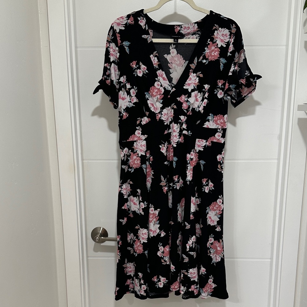 Torrid Plus Size Black Floral V-Neck Dress with Pink & White Blooms - Picture 4 of 8